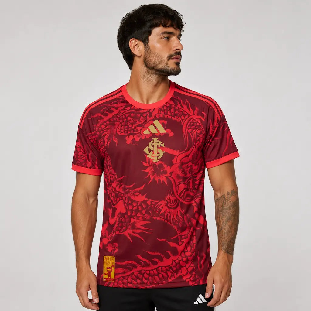 Camisa Internacional III 2026/27 Torcedor Adidas masculina vermelho escuro, com grafismo de dragão japonês e detalhes dourados em homenagem à conquista mundial no Japão. frente