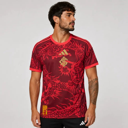 Camisa Internacional III 2026/27 Torcedor Adidas masculina vermelho escuro, com grafismo de dragão japonês e detalhes dourados em homenagem à conquista mundial no Japão. frente