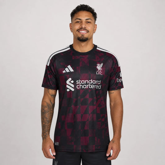 Camisa Liverpool III 2026/27 Torcedor Adidas masculina preta, com grafismo em marrom e vinho, detalhes metálicos em prata e Trefoil Adidas. frente