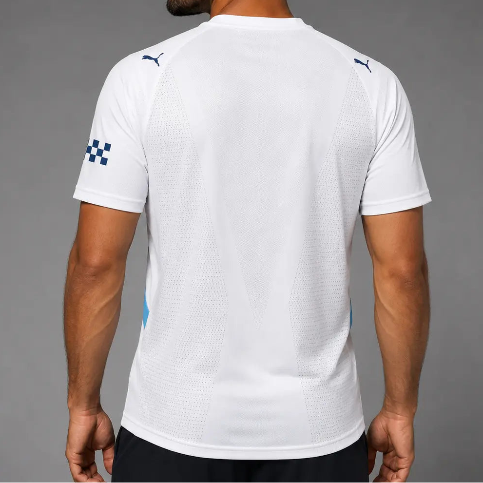 Camisa Manchester City III 2026/27 Torcedor Puma masculina branca, com faixa vertical em azul-celeste e azul-marinho criada a partir de projeto escolhido pelos torcedores. costas