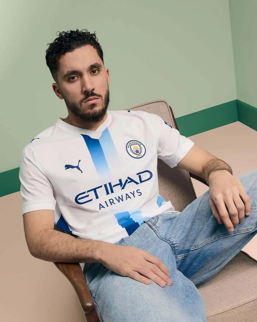 Camisa Manchester City III 2026/27 Torcedor Puma masculina branca, com faixa vertical em azul-celeste e azul-marinho criada a partir de projeto escolhido pelos torcedores.