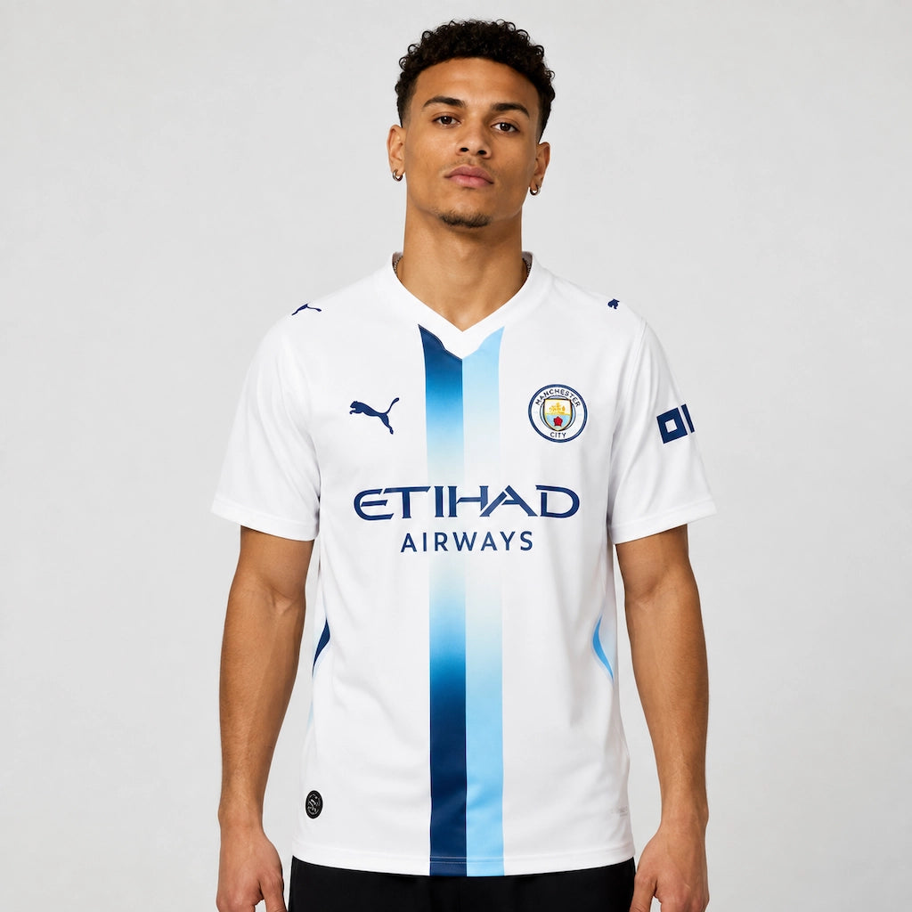 Camisa Manchester City III 2026/27 Torcedor Puma masculina branca, com faixa vertical em azul-celeste e azul-marinho criada a partir de projeto escolhido pelos torcedores. frente