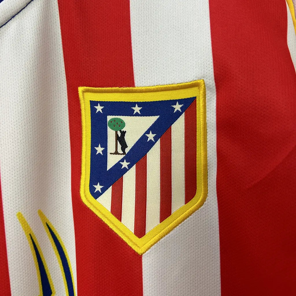 Camisa titular de manga longa do Atlético de Madrid 2004/05 vista de frente, com listras vermelhas e brancas, escudo do clube e o icônico patrocínio do filme Spider-Man 2. escudo