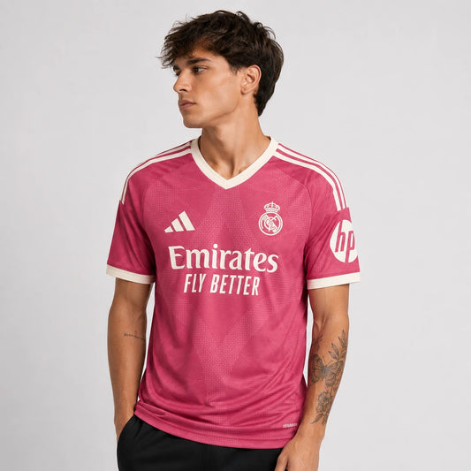 Camisa Real Madrid III 2026/27 Torcedor Adidas masculina rosa, terceiro uniforme com tecido leve, respirável e escudo do Real Madrid no peito gola v frente