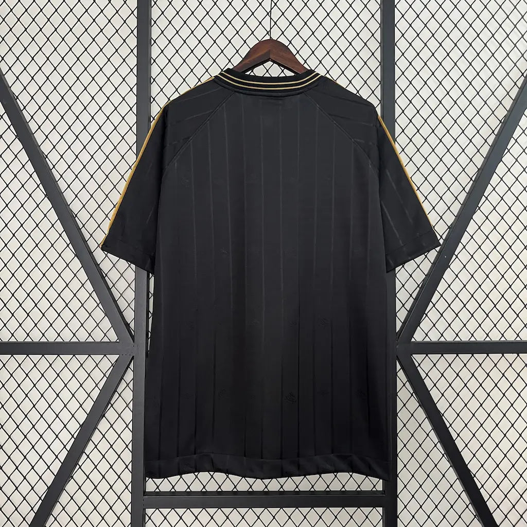 Camisa Santos CBJR 2024 Torcedor Umbro masculina preta e dourada, edição especial em homenagem ao Charlie Brown Jr com detalhes de skatista. costas