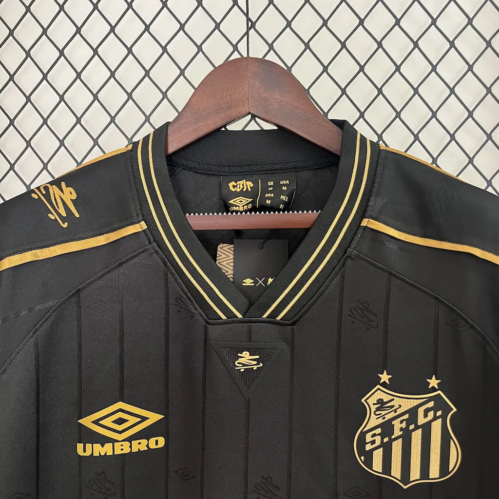 Camisa Santos CBJR 2024 Torcedor Umbro masculina preta e dourada, edição especial em homenagem ao Charlie Brown Jr com detalhes de skatista.