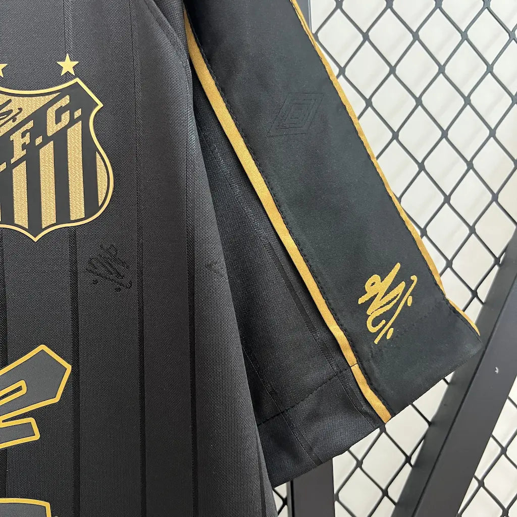 Camisa Santos CBJR 2024 Torcedor Umbro masculina preta e dourada, edição especial em homenagem ao Charlie Brown Jr com detalhes de skatista.