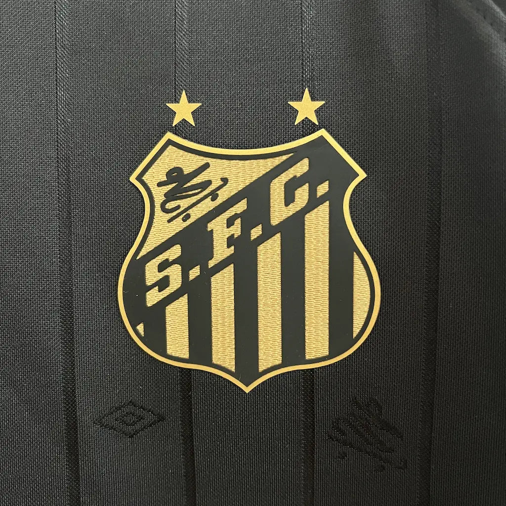 Camisa Santos CBJR 2024 Torcedor Umbro masculina preta e dourada, edição especial em homenagem ao Charlie Brown Jr com detalhes de skatista.