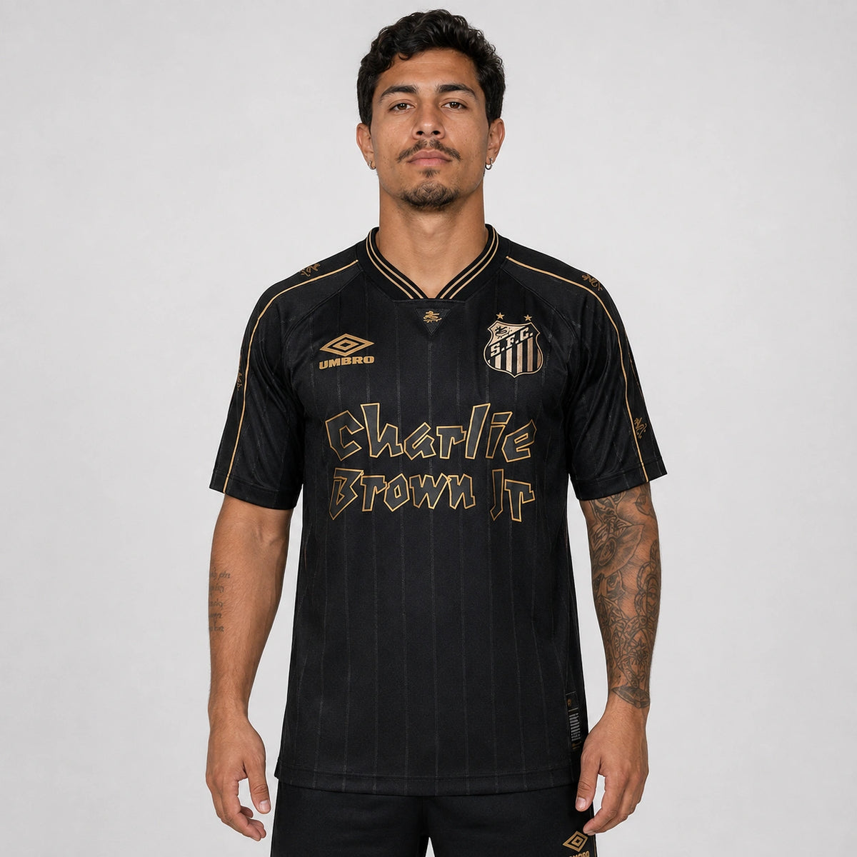 Camisa Santos CBJR 2024 Torcedor Umbro masculina preta e dourada, edição especial em homenagem ao Charlie Brown Jr com detalhes de skatista. frente