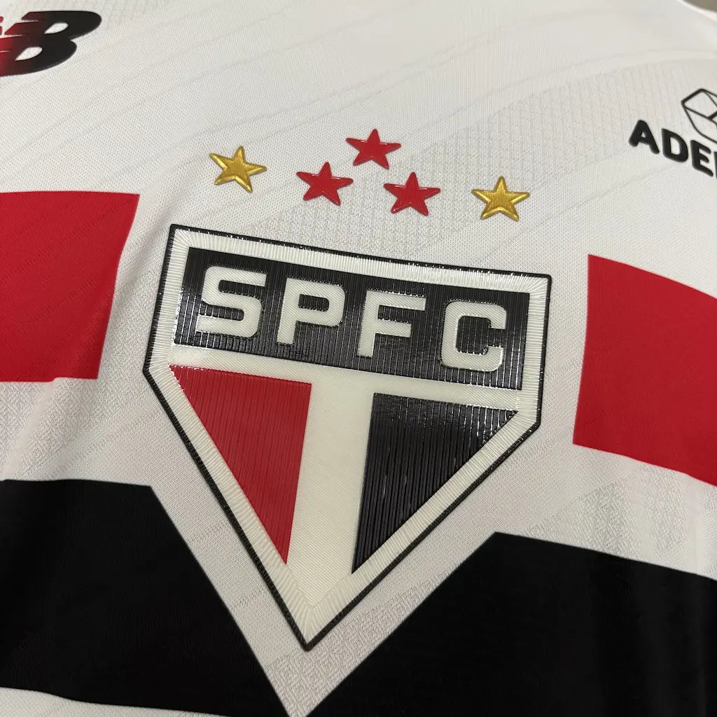 camisa do sao paulo versao jogador branca titular 2026/27 vista de perto do escudo apertada e justa ao corpo
