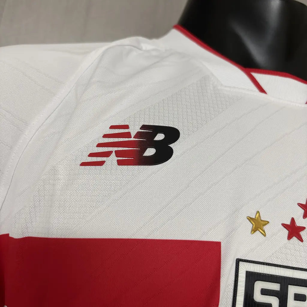camisa do sao paulo versao jogador branca titular 2026/27 vista de perto apertada e justa ao corpo