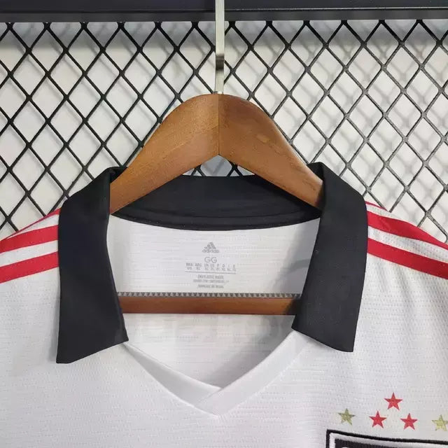 Camisa São Paulo FC III 2022/23 torcedor masculina preta e branca, terceiro uniforme do Tricolor com visual marcante e escudo do clube no peito foto da gola polo