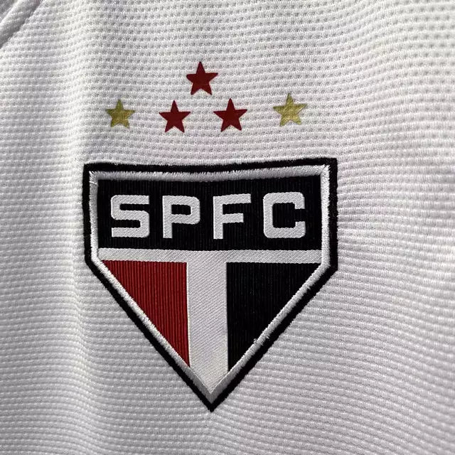 Camisa São Paulo FC III 2022/23 torcedor masculina preta e branca, terceiro uniforme do Tricolor com visual marcante e escudo do clube no peito foto do escudo spfc