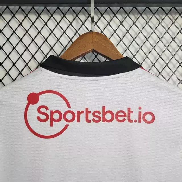 Camisa São Paulo FC III 2022/23 torcedor masculina preta e branca, terceiro uniforme do Tricolor com visual marcante e escudo do clube no peito foto de costas detalhes bordado