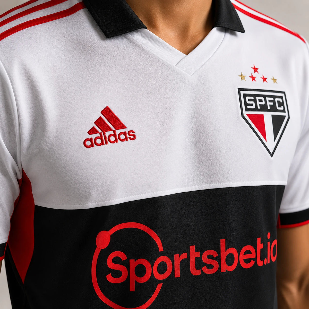 Camisa São Paulo FC III 2022/23 torcedor masculina preta e branca, terceiro uniforme do Tricolor com visual marcante e escudo do clube no peito foto de costas detalhes bordado